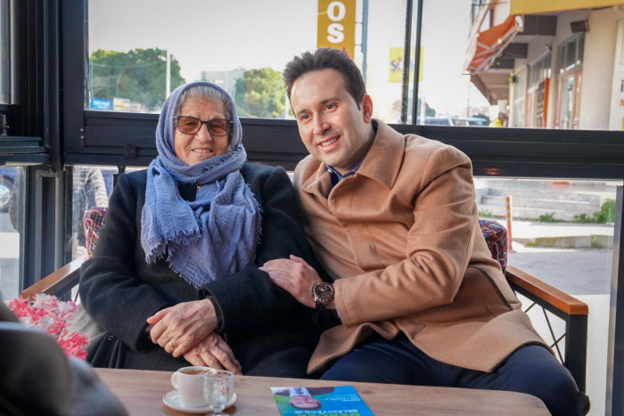 &Ccedil;ift&ccedil;ioğlu, Karşıyakalılar&rsquo;la &ccedil;iğdem &ccedil;itledi, &ccedil;ay servisi yaptı  