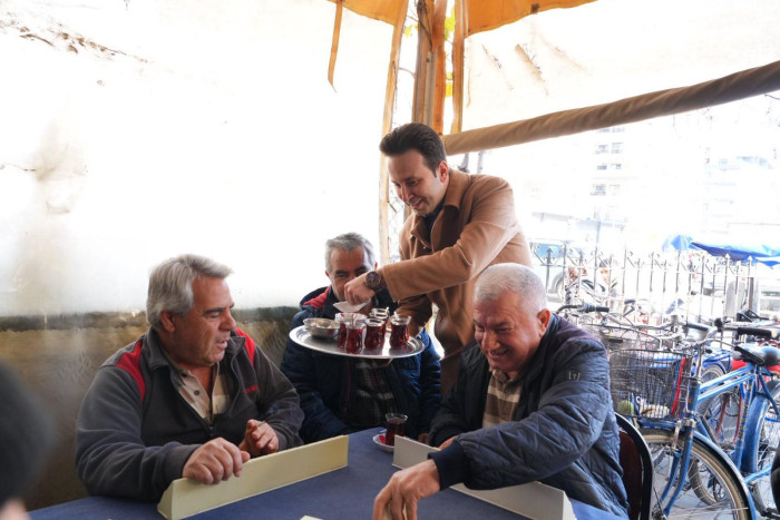 Çiftçioğlu, Karşıyakalılar’la çiğdem çitledi, çay servisi yaptı  