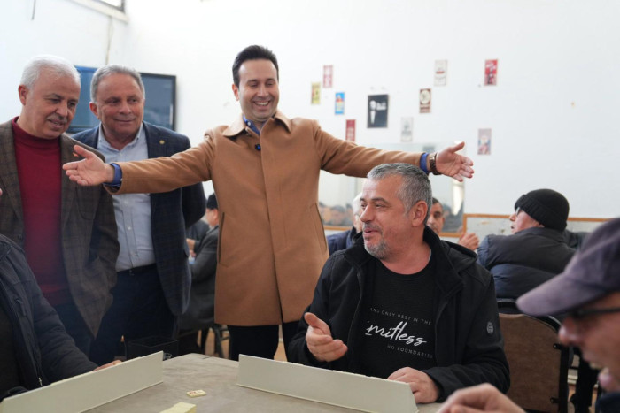 Çiftçioğlu, Karşıyakalılar’la çiğdem çitledi, çay servisi yaptı  