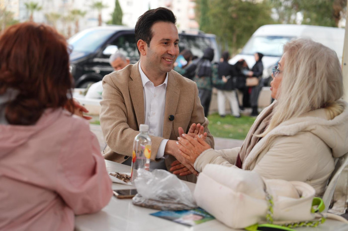&Ccedil;ift&ccedil;ioğlu, Karşıyakalılar&rsquo;la &ccedil;iğdem &ccedil;itledi, &ccedil;ay servisi yaptı  