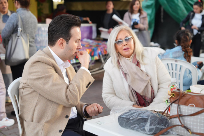 Çiftçioğlu, Karşıyakalılar’la çiğdem çitledi, çay servisi yaptı  