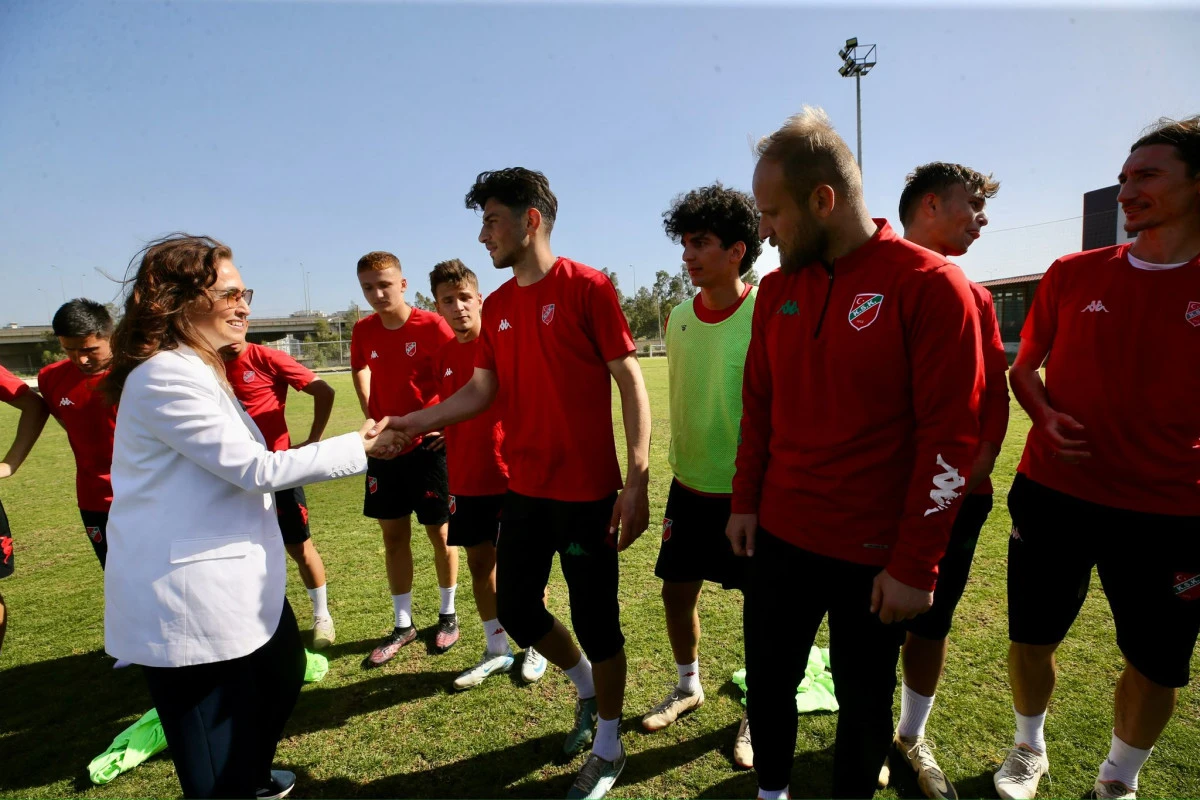 Başkan Ünsal’dan Kaf Sin Kaf’a Play‑Off öncesi moral ziyareti