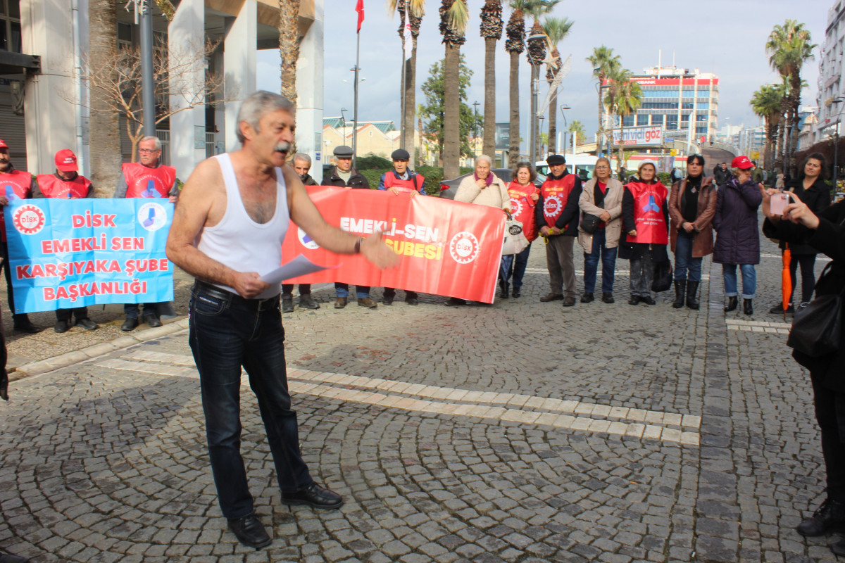 İzmir’de Çarpıcı Eylem: Emekli Maaşları İçin Atletli Protesto!