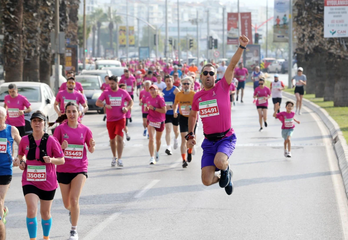 Karşıyaka’da binlerce kişi 36. Zübeyde Hanım Koşusu’nda buluştu
